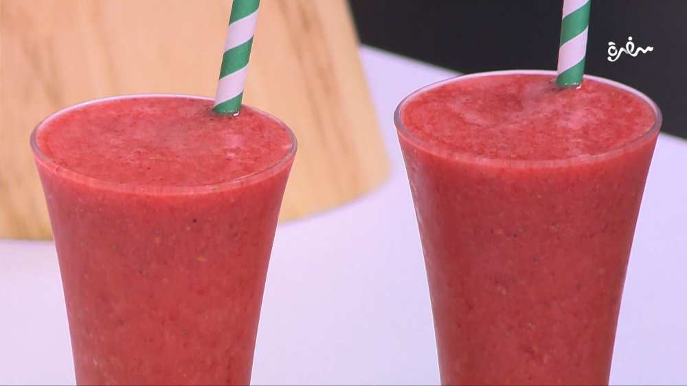 سموذي الفراولة بالتوت