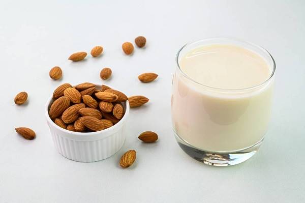 فوائد لبن اللوز