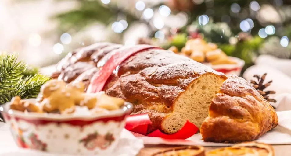 كعكة عيد الميلاد السلوفاكية التقليدية فيانوكا على طاولة احتفالية أمام شجرة الكريسماس.