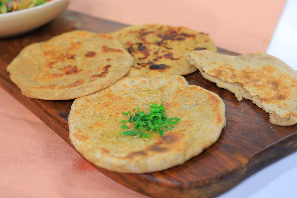خبز مشبع على الطاسة