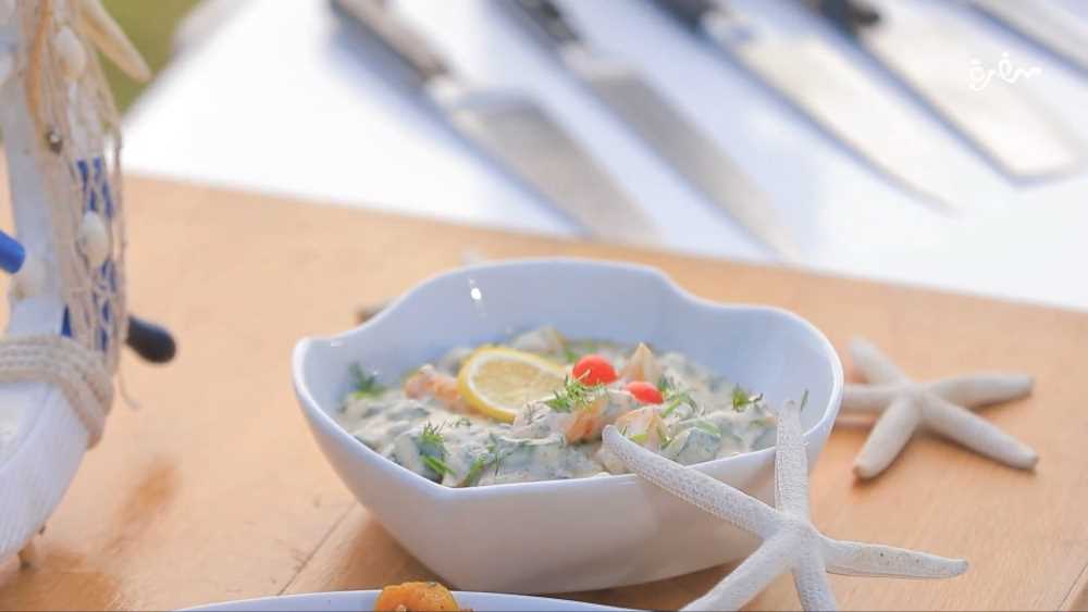 سلطة زبادي بالخوخ والخيار