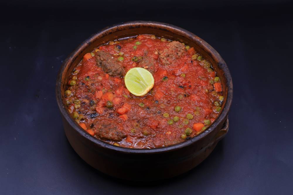طاجن بسلة بالكفتة