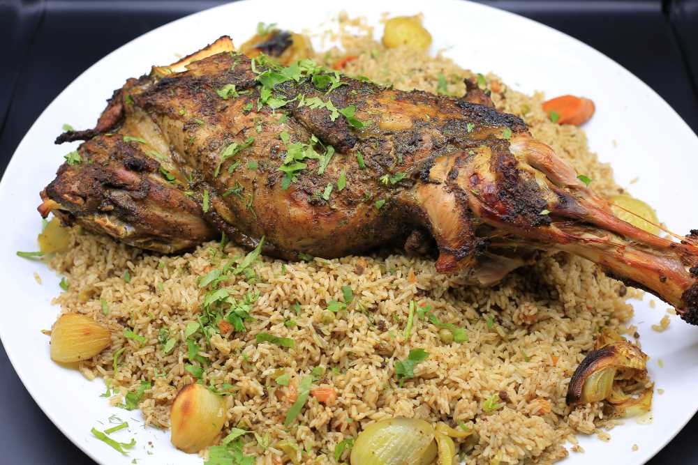 فخدة ضاني مع الأرز بالمكسرات