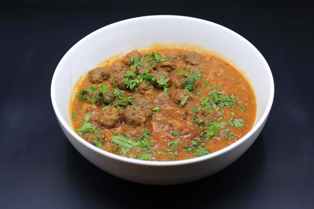 كرات اللحم بصوص الطماطم والكاري
