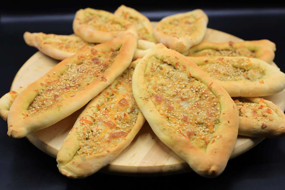 مناقيش بالجبنة والزعتر