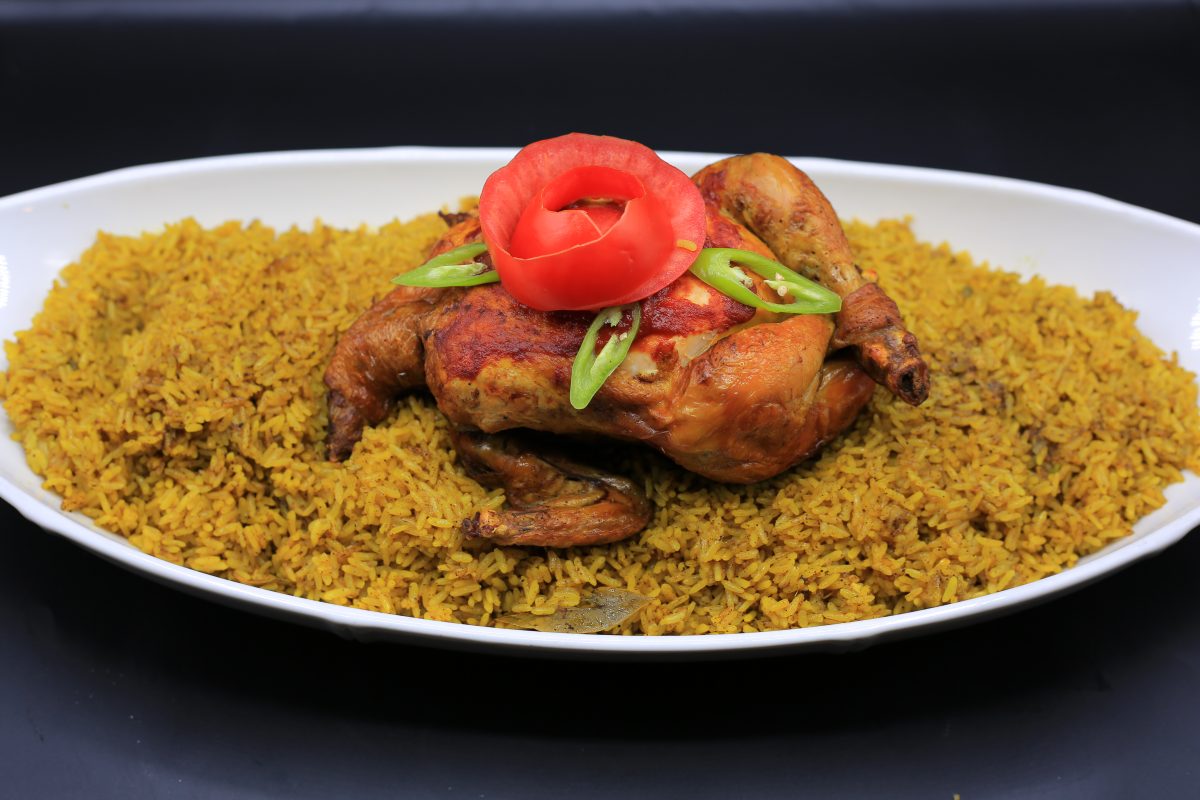 أرز أصفر بالدجاج بالنكهة العربي
