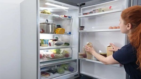 أطعمة لا تضعيها في باب الثلاجة