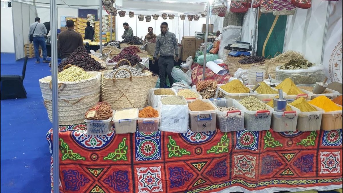 توفر الدولة منافذ بيع بأسعار أقل من السوق المحلي لتوفير احتياجات الناس ورفع المعاناة عنهم، ليزيد الإقبال عليها من الجميع