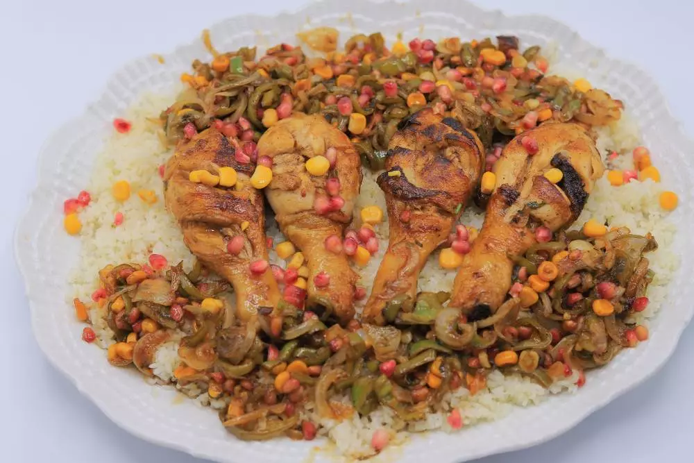 دبابيس دجاج بالذرة ودبس الرمان