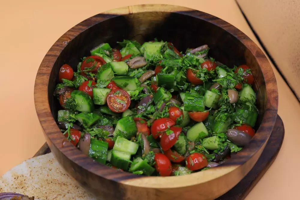سلطة خضار بالزيتون