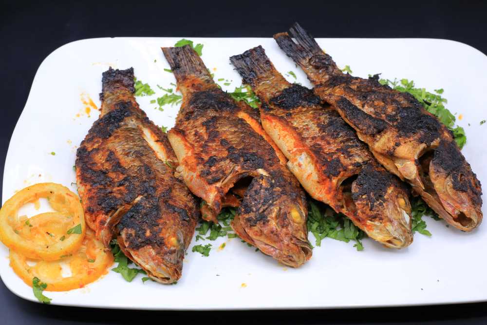 سمك مشوي بالزيت والليمون