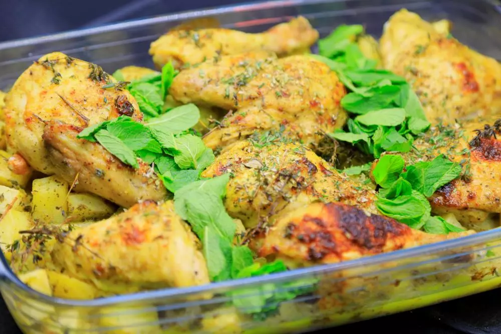 صينية بطاطس بالدجاج والليمون