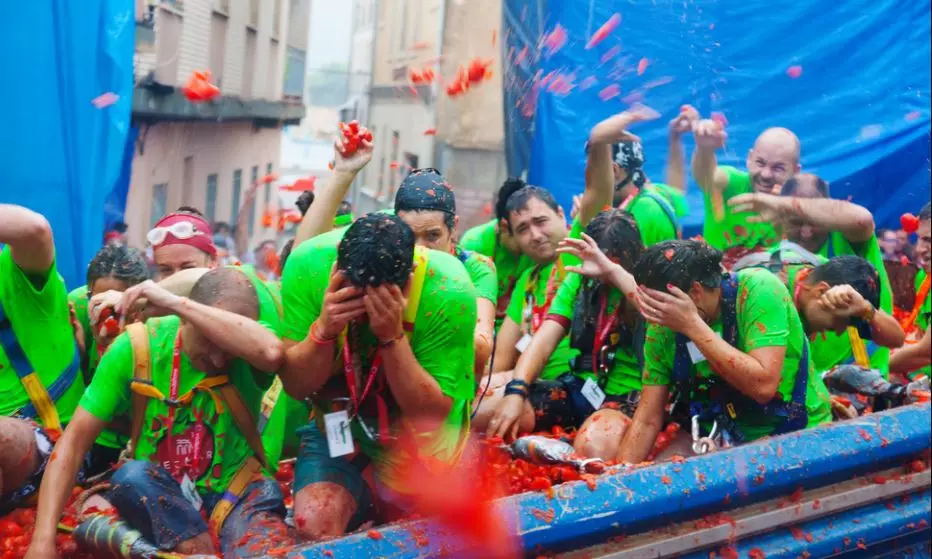 مهرجان الطماطم La Tomatina من أشهر حروب الغذاء في التاريخ
