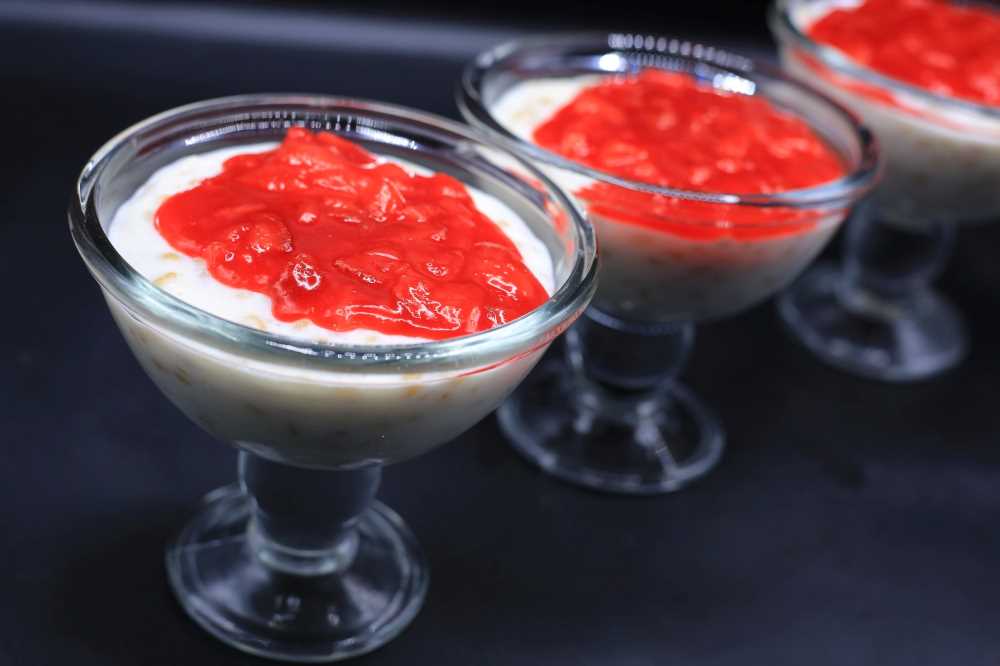 أرز بلبن بصوص الفراولة
