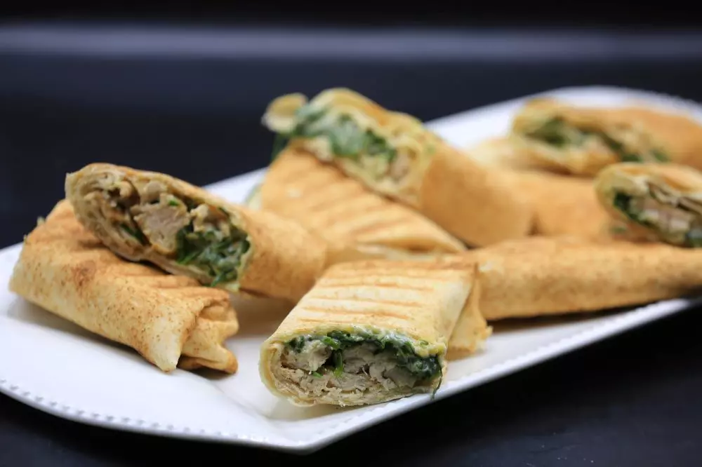 ساندوتشات الدجاج بالسبانخ والليمون