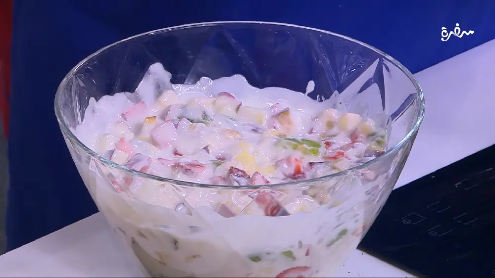 سلطة الزبادي بالفواكه