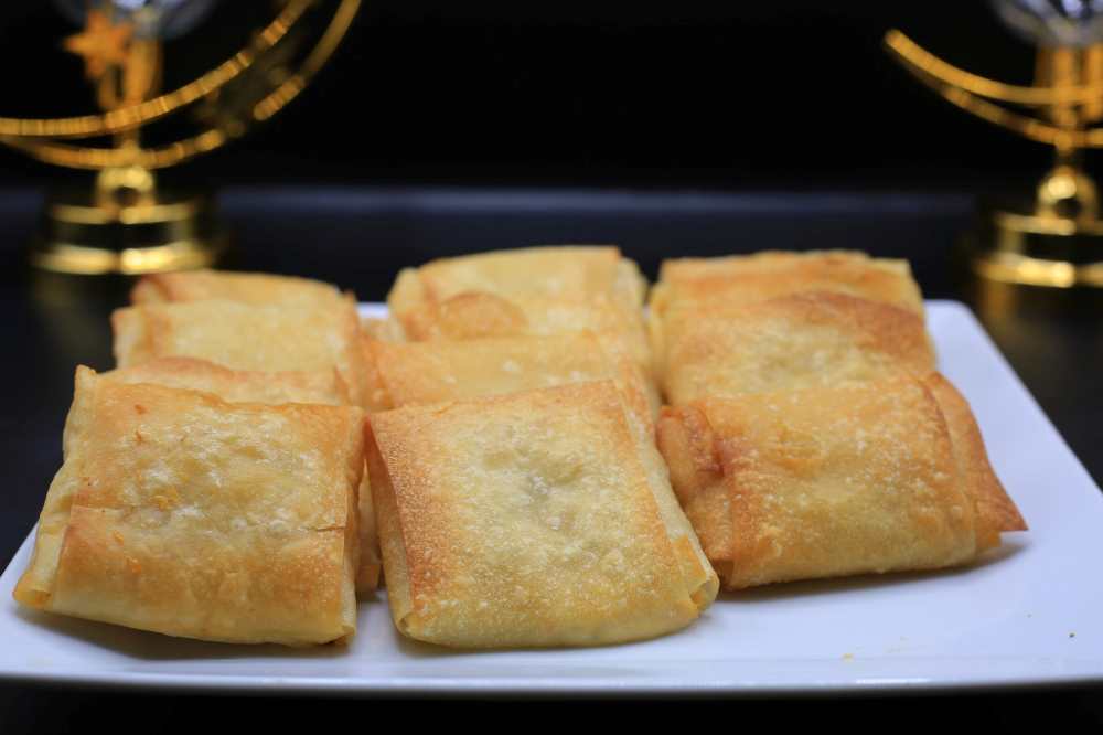 سمبوسك بالجبنة البيضاء والطماطم