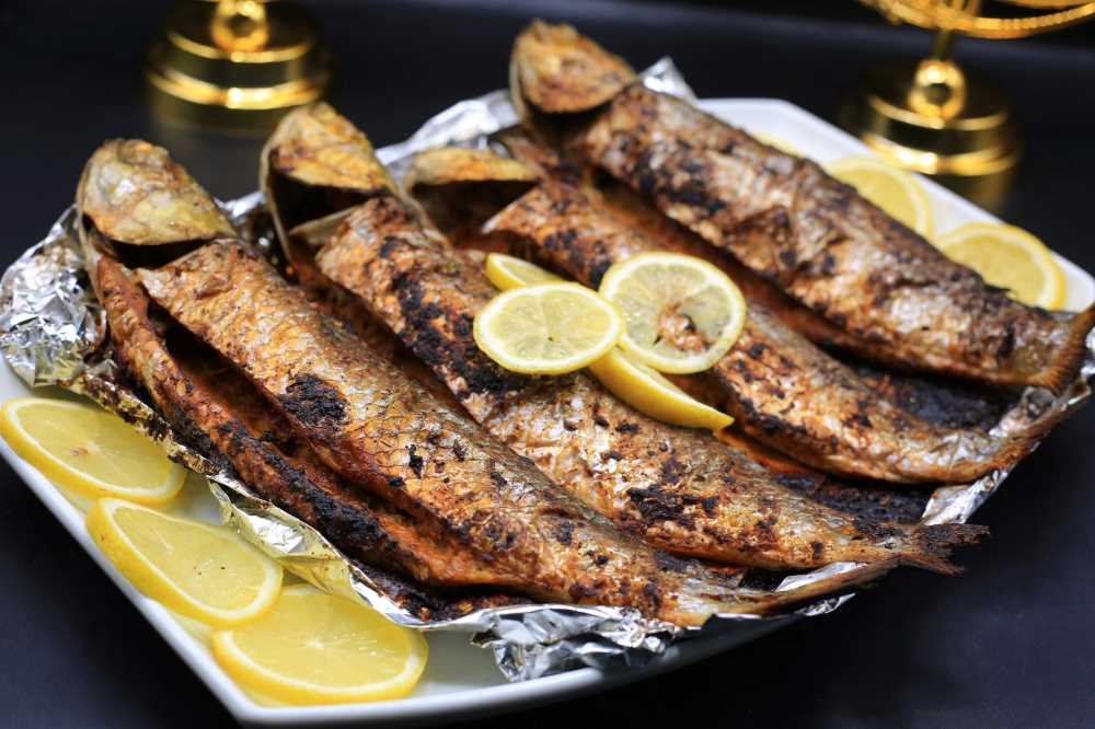 سمك مشوي بالزيت والليمون