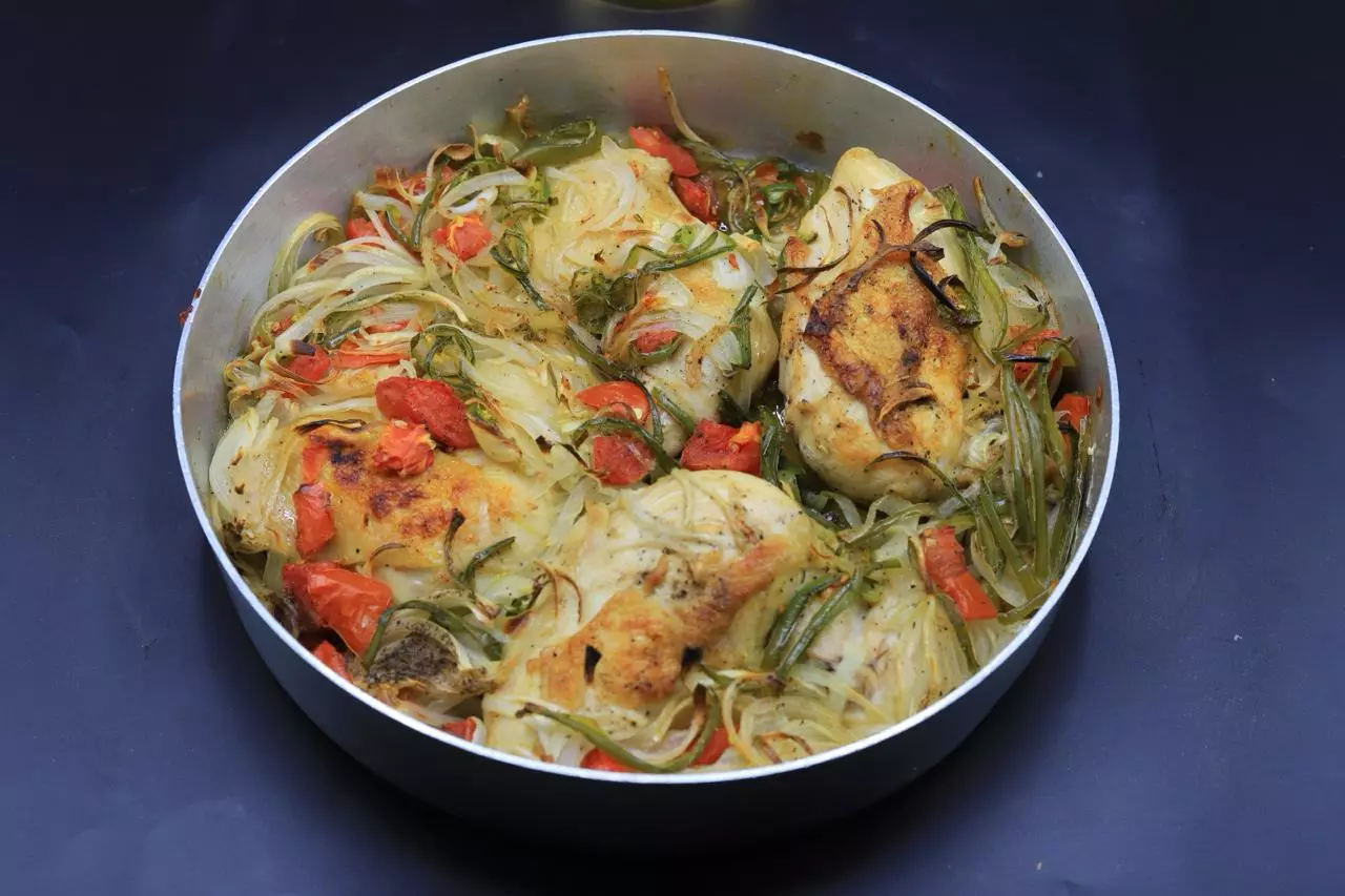 صينية دجاج بالبصل