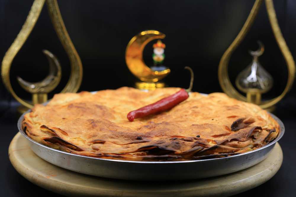 صينية رقاق باللحمة والسجق