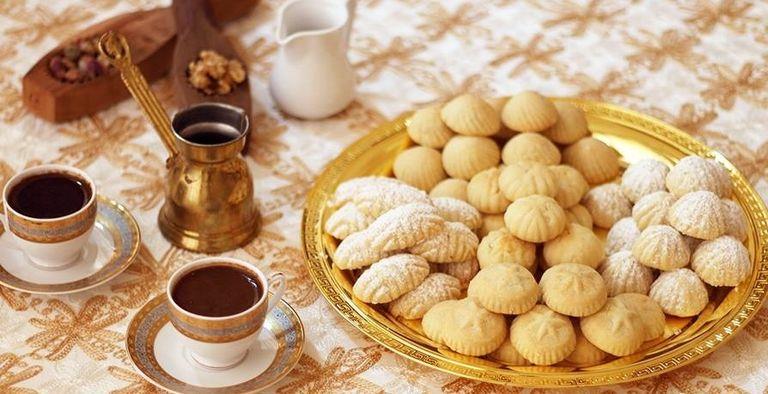 كثير ممن يتبعون دايت أو ريجيم معين يقعون في مشكلة الامتناع عن تناول مخبوزات العيد وخصوصًا كحك العيد، فلا يستطيعون الابتعاد عن تناوله، وتمثل لهم نقطة ضعف قد تفسد الدايت لهم، ويذهبون إلى المحلات لكي يقوموا بشراء كحك دايت حتي لا يفسدوا النظام الغذائي الخاص بهم، فيبحث الكثير منهم عن طريقة عمل الكحك الدايب بتاع المحلات