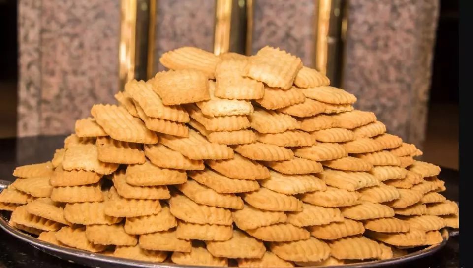 طريقة عمل بسكويت العيد بالسمنة عبر موقع سفرة