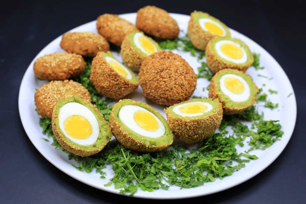 طعمية بالبيض المسلوق