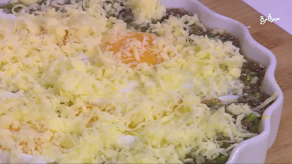 عدس مدمس بالبيض العيون والجبن