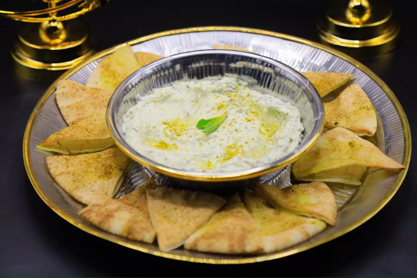 غموس الجبنة الأخضر مع الخبز المحمص