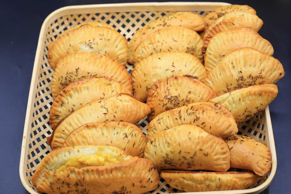 فطائر محشية بالبيض والجبنة