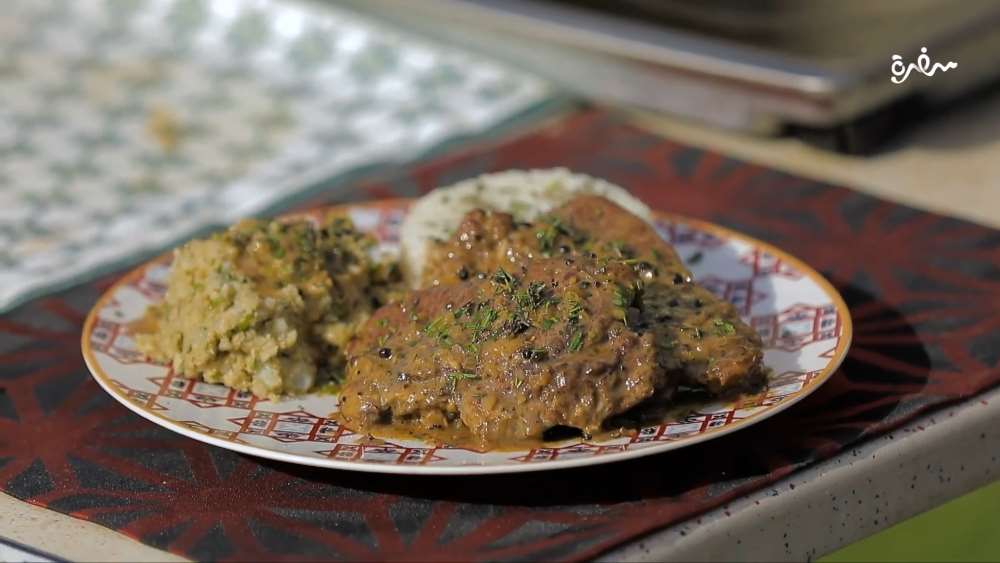 ستيك بصوص الفلفل وبيوريه بالأعشاب