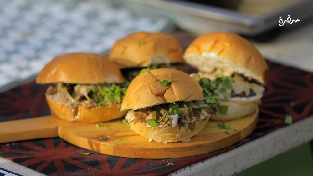 شاورما لحم وسلطة طحينة