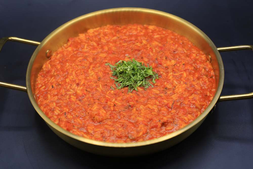 أرز بسمتي بصوص الطماطم والفلفل المشوي