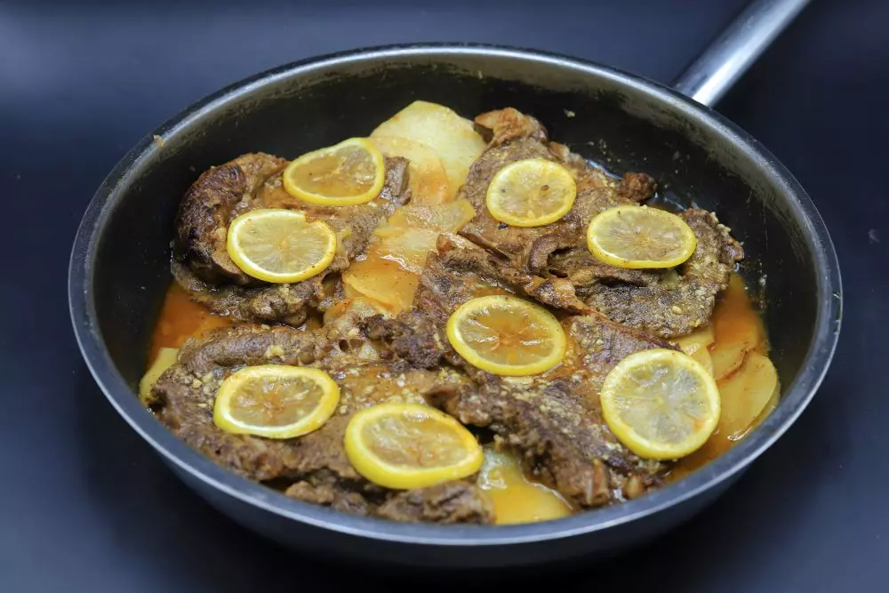 صينية لحمة بالثوم والليمون