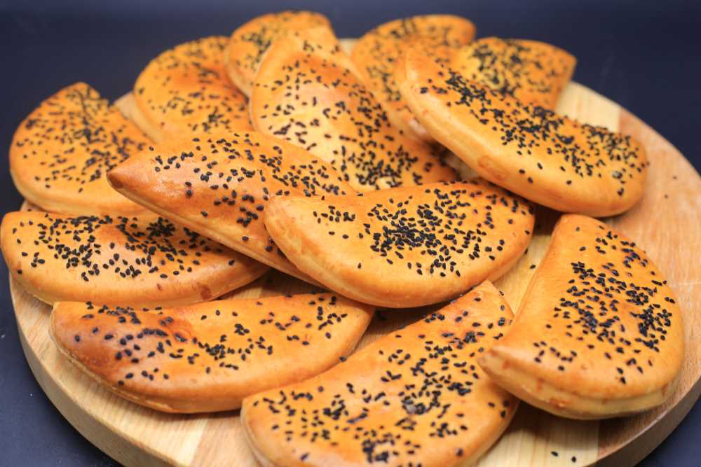 معجنات بالجبنة وحبة البركة