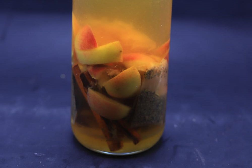 شاي أخضر مثلج بالخوخ والقرفة