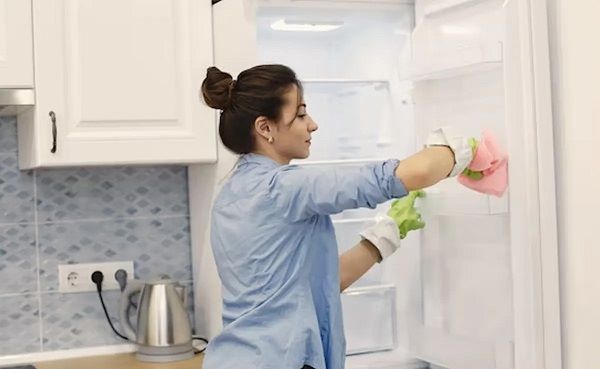 طريقة تنظيف الثلاجة بمكون سحري