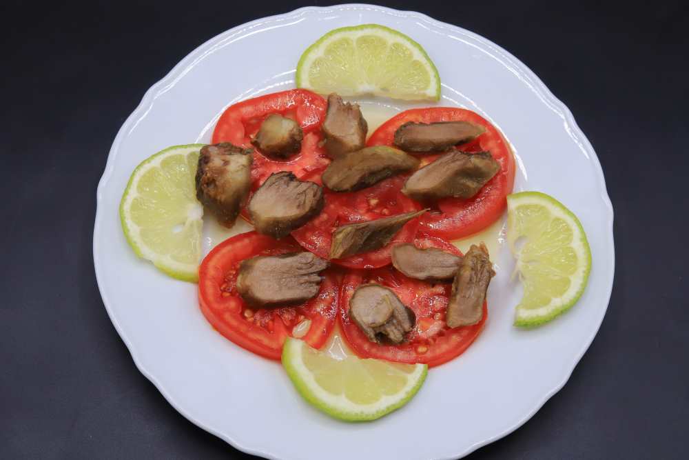 لسان مسلوق ومحمر