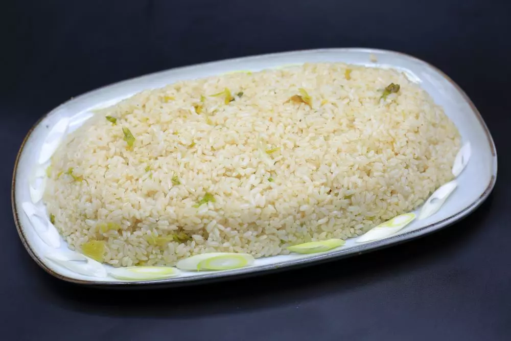 أرز بالبصل الأخضر