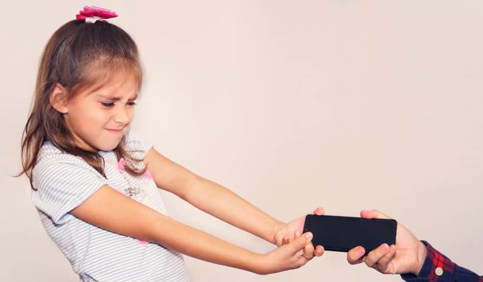 دراسة علمية هذه الطريقة تقنع طفلك يترك الموبايل