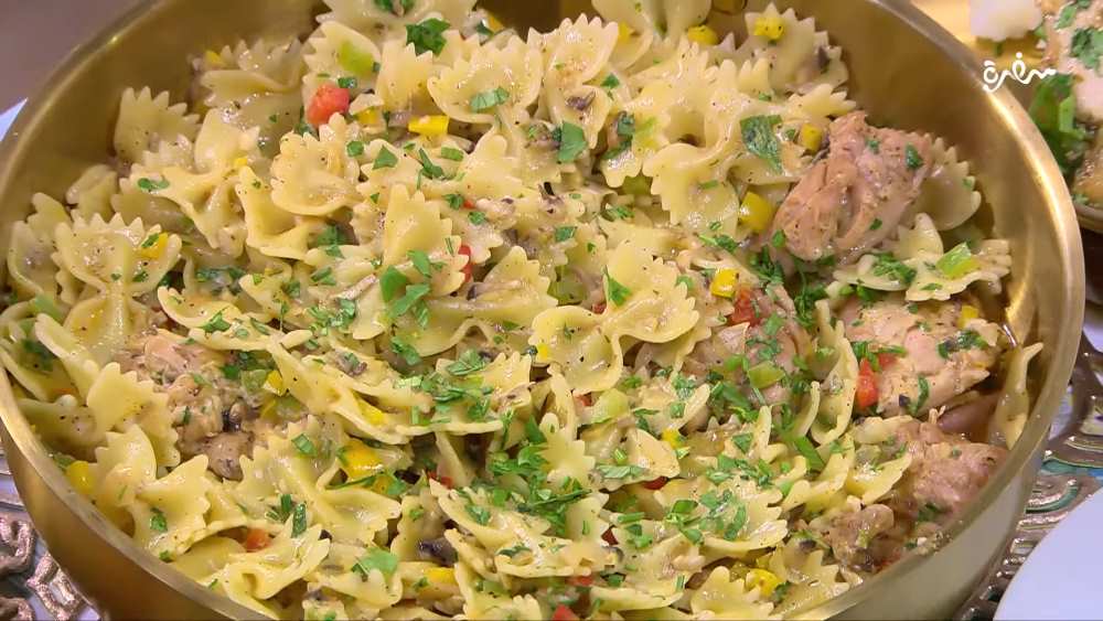 طاسة دجاج بالمكرونة والجبنة