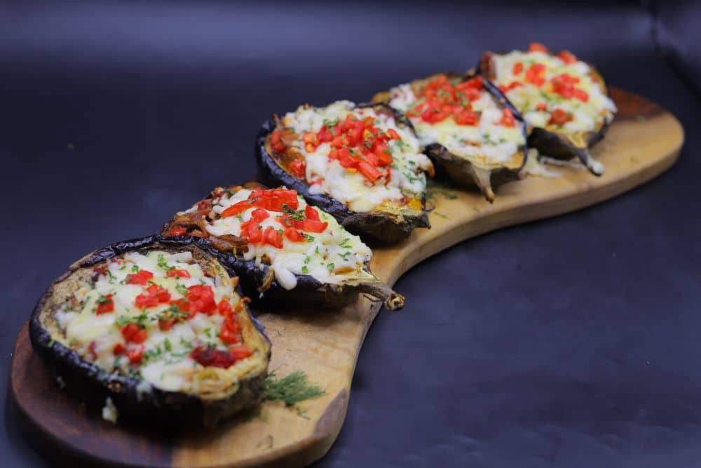 قارب الباذنجان بصوص الثوم المشوي