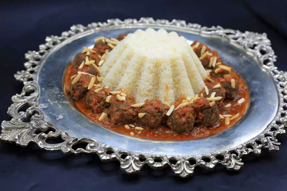 كفتة اللحم مع صلصة الخضار المشوي