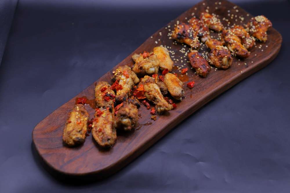 أجنحة دجاج بأطعمة مختلفة