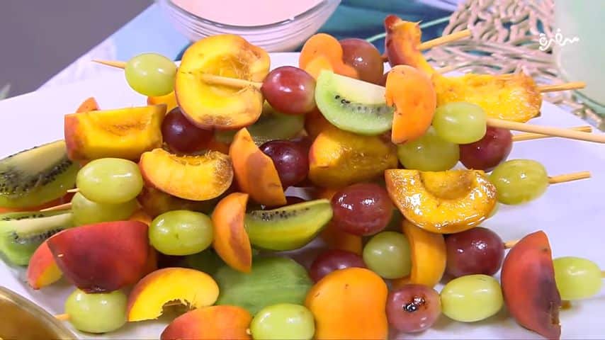 أعواد الفاكهة المشوية مع صوص الفانيليا