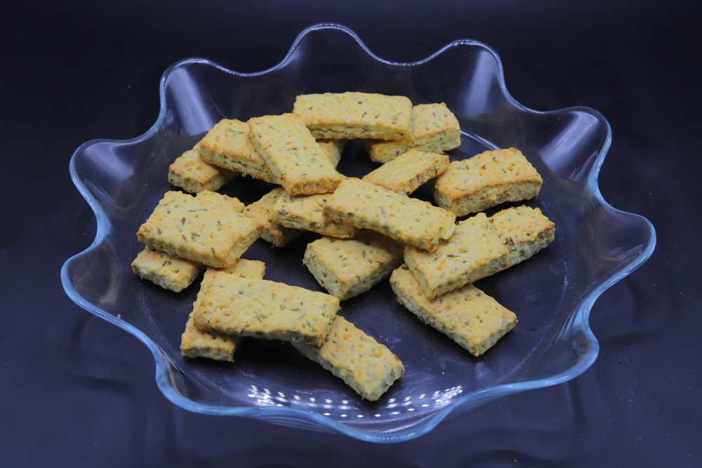 بسكوت بالكمون والجبنة الرومي