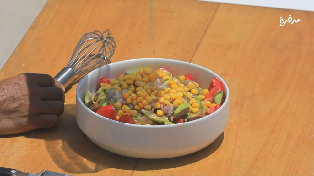 سلطة الأفوكادو بالذرة والطماطم
