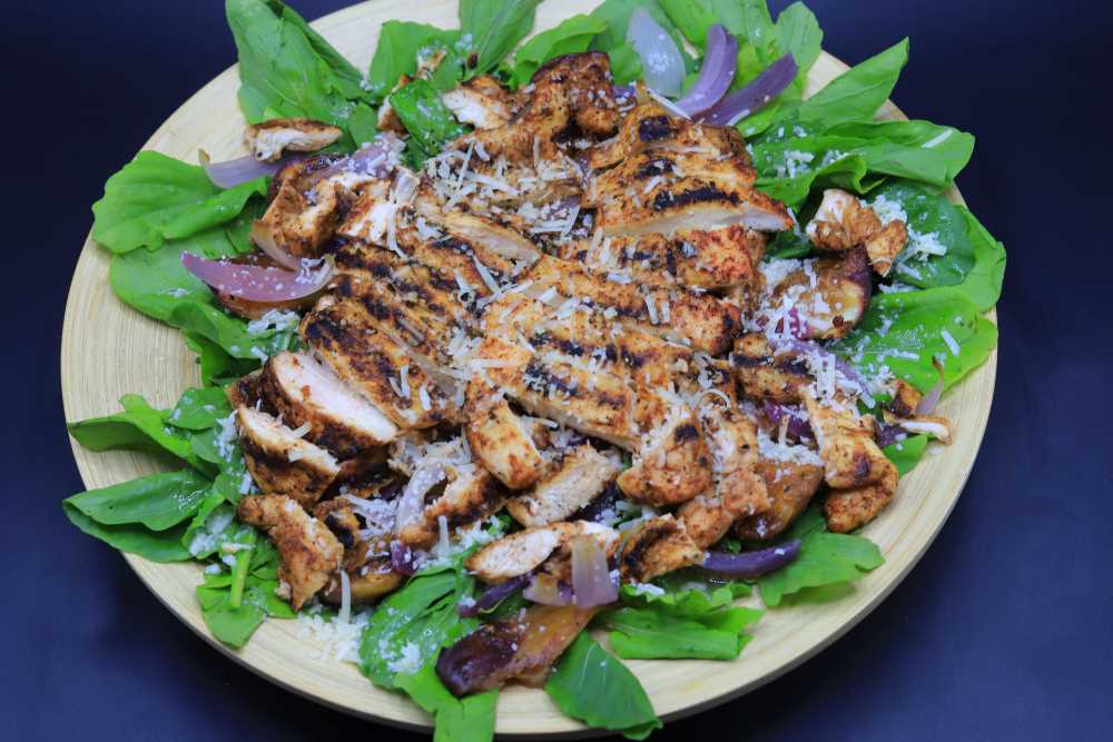 سلطة الدجاج والتين المشوي