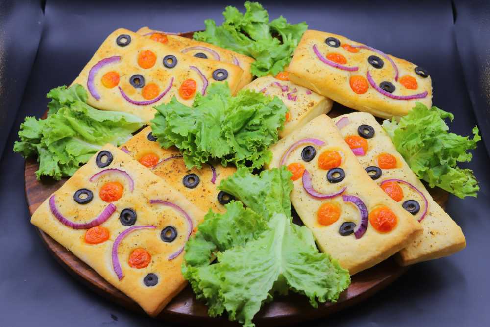 سندويتشات بيتي بالطماطم والزيتون