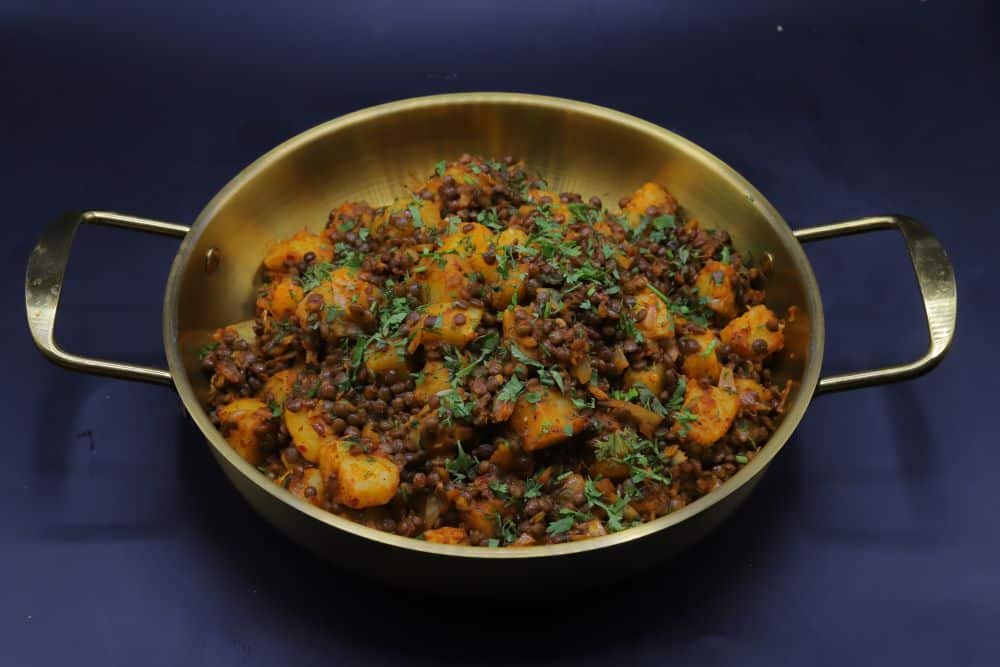 عدس بالكاري والبطاطس